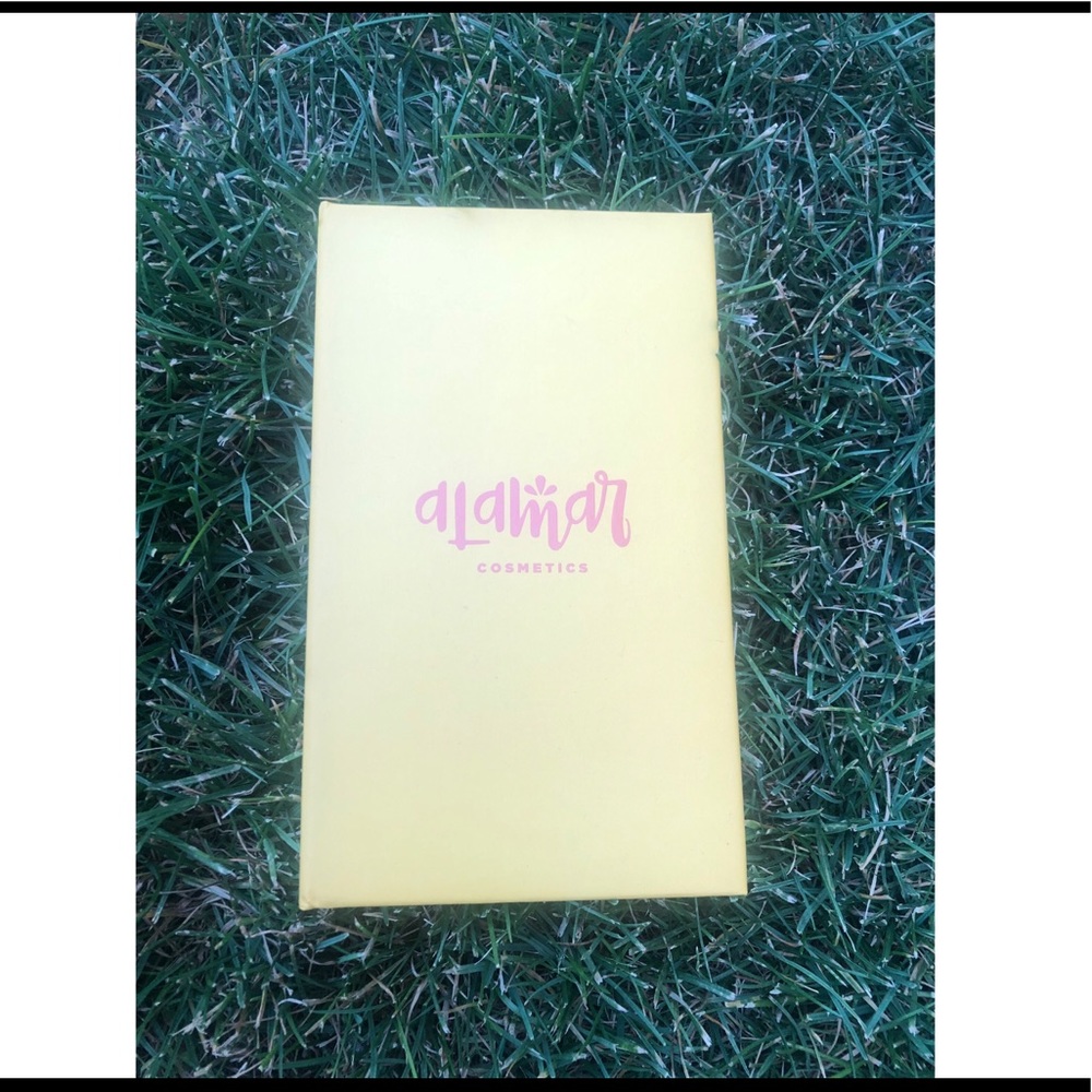 Reina Del Caribe Eyeshadow Palette